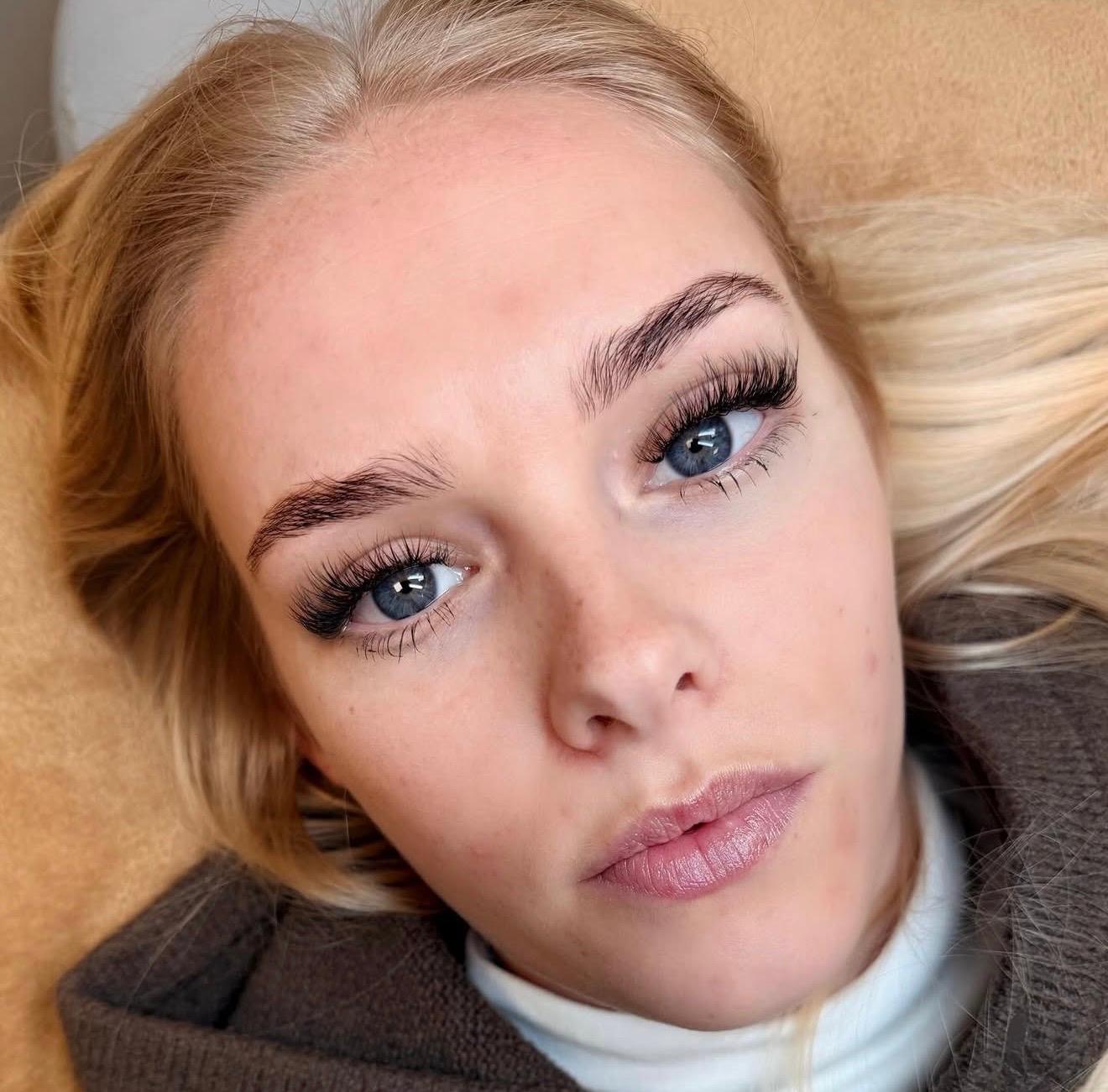 Hybrid lash extensions by Alice Clarke